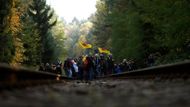 Ani ti ovšem nedokáží zabránit demonstrantům v pochodu po kolejích.