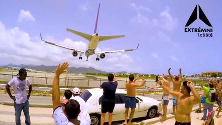 Dechberoucí podívaná, odfouknutí turisté. Extrémní letiště v Karibiku láká davy
