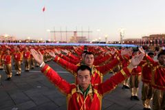 Zákaz dronů i holubů. Čína se chystá na obří oslavy, zpřísňuje pravidla v Pekingu