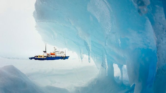Loď Akademik Šokalskij uvězněná v ledových krách.