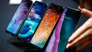 Vedle modelu Fold představil Samsung také novou řadu telefonů S10 včetně jejich prvního přístroje podporujícího mobilní sítě páté generace (5G).