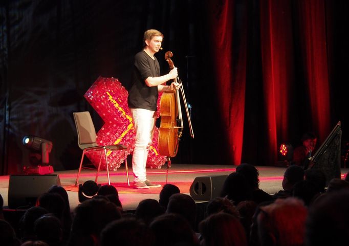 Violoncellista Tomáš Jamník na TEDxPrague 2017.