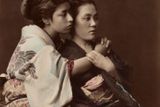 Dvojportrét japonských dívek od Raimunda Stielfrieda Rathenitze. Barevnost byla snímku dodána technikou kolorování (ručního vybarvování) černobílých negativů.