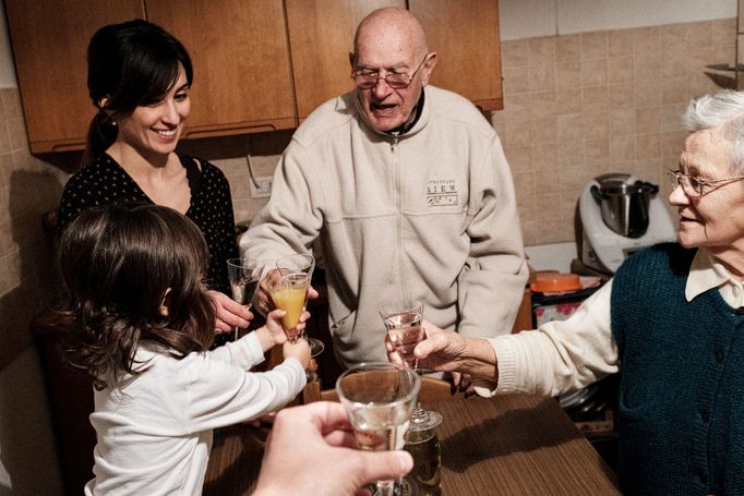 Fotograf během pandemie zachytil poslední boj svého dědečka s demencí.