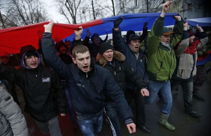 "Chceme k Rusku!" volají obyvatelé krymského Simferopolu zpod obří ruské vlajky.