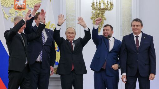 Vladimir Putin (uprostřed) se čtyřmi Kremlem dosazenými šéfy okupovaných ukrajinských oblastí.