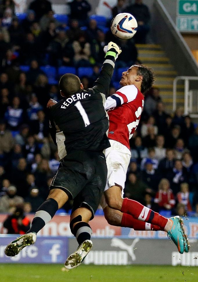 Fotbalový brankář Readingu Adam Federici brání Marouane Chamakha v utkání anglického poháru 2012/13 proti Arsenalu.