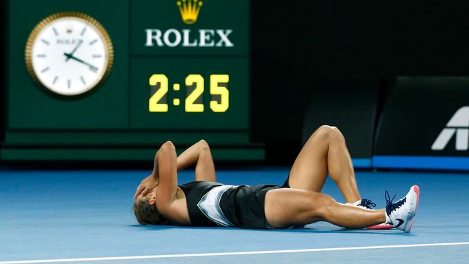 Dvbě hodiyn a 25. Tak dlouho se Karolína Plíšková a Barbora Strýcová praly o míst ve čtvrtfinále Australian Open.