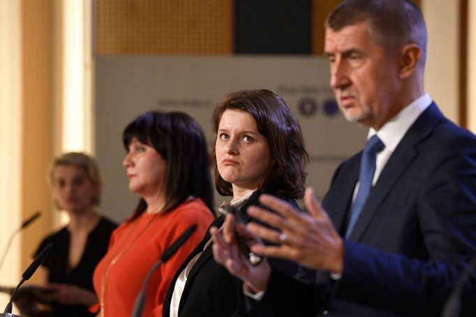 Ministryně sociálních věcí Jana Maláčová s premiérem Andrejem Babišem