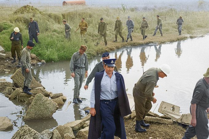 Vojáci a policisté prohledávají terén u Wollongongu, Nový Jižní Wales, 15. ledna 1970, třetí den po zmizení tříleté Cheryl Grimmer. Kolorováno