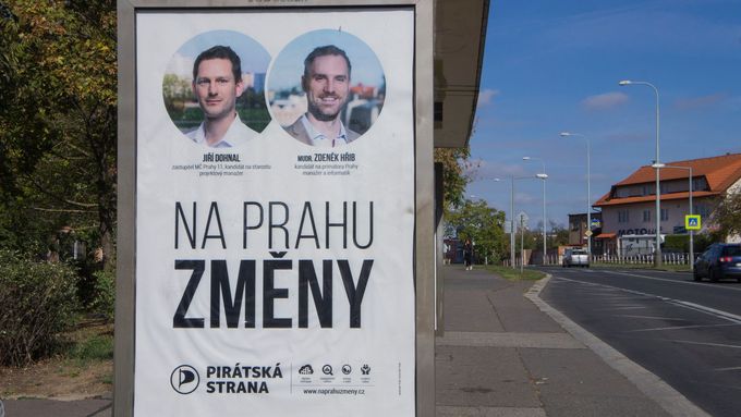 Starosta městské části Praha 11 Jiří Dohnal (vlevo) na předvolebním billboardu Pirátů