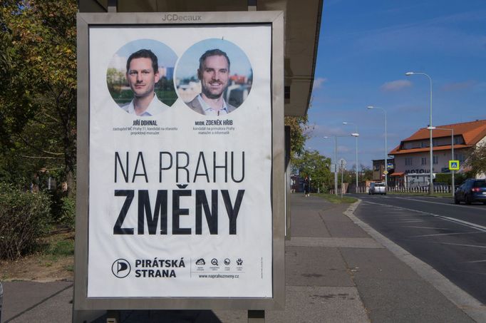 Starosta městské části Praha 11 Jiří Dohnal (vlevo) na předvolebním billboardu Pirátů