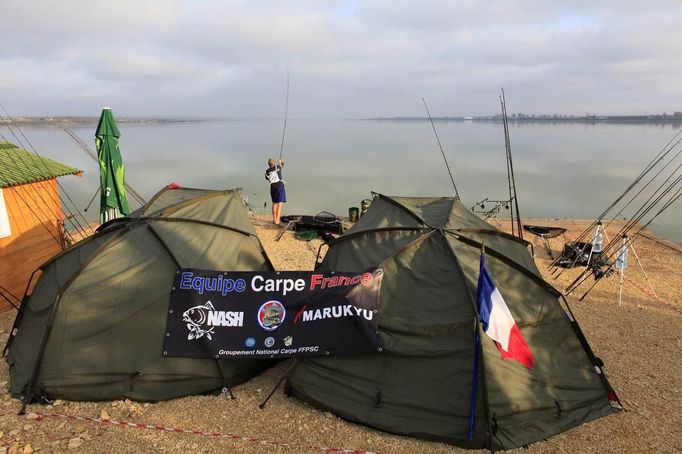 Mickael Regny of France casts his fishing line during the 14th Carpfishing World Championship in Corbu village, 310 km (192 miles) east of Bucharest, September 29, 2012. REUTERS/Radu Sigheti (ROMANIA - Tags: SOCIETY) Published: Zář. 29, 2012, 4:35 odp.