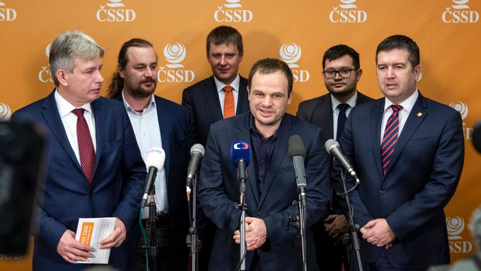 Michal Šmarda (uprostřed) na sjezdu ČSSD v březnu 2019. Další agilní ministr, do kterého strana vloží zbytky nadějí?