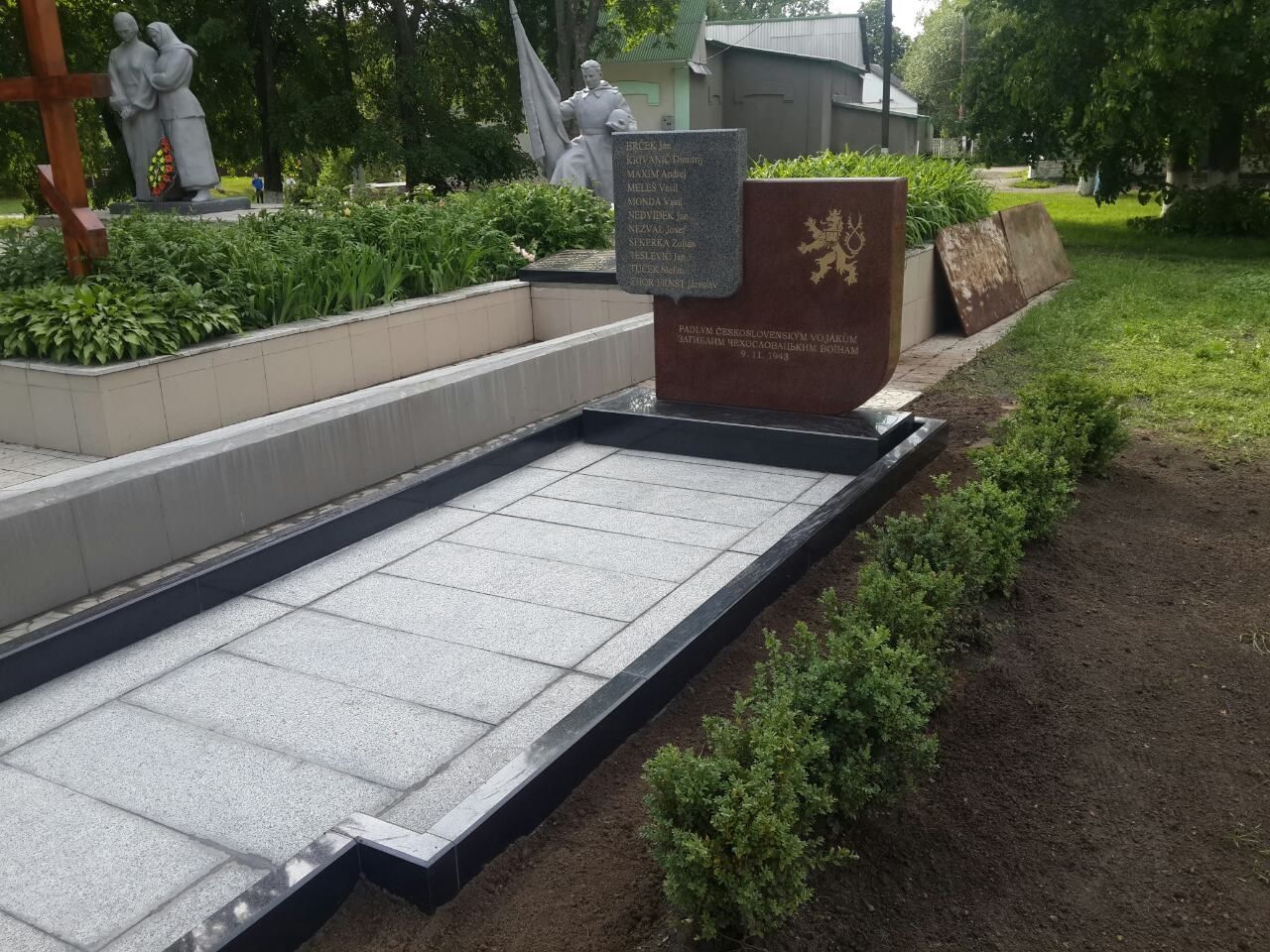 Pomník jedenácti Čechoslovákům, kteří padli v bitvě u Čerňachova.