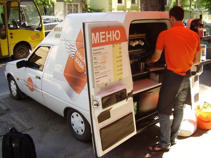 Pro kávu netřeba chodit do kamenných kaváren. V Kyjevě funguje řada autokaváren a fanoušci si budou moci zakoupit šálek espressa přímo na ulici.