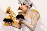 ... a Lady Gaga dostává ceny za desku The Fame