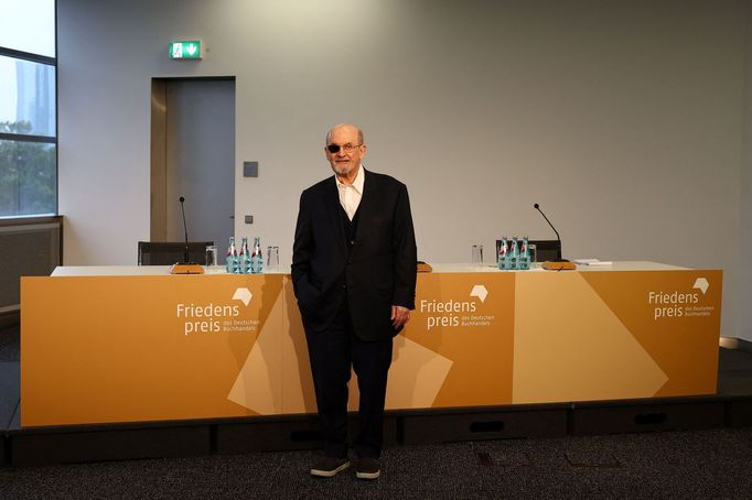 Salman Rushdie převzal Mírovou cenu německých knihkupců.