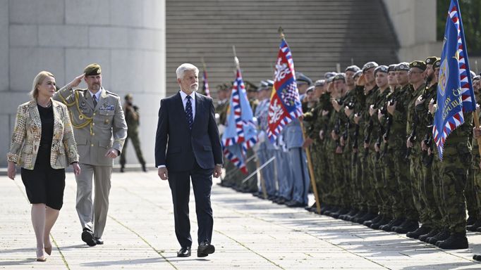 Prezident Petr Pavel, ministryně obrany Jana Černochová a náčelník generálního štábu Karel Řehka na oslavách Dne ozbrojených sil v Praze na Vítkově