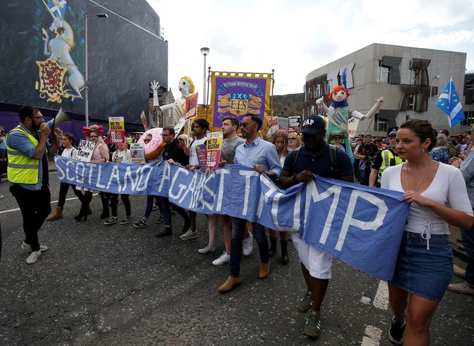 Lidé v Edinburghu protestují proti Donaldu Trumpovi, který je ve Velké Británii na státní návštěvě.