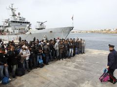 Uprchlíci po vylodění na Lampedeuse