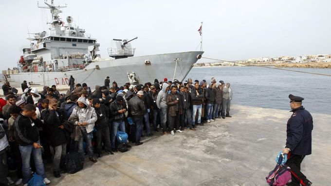 K ostrovu Lampedusa míří každý den několik člunů s běženci