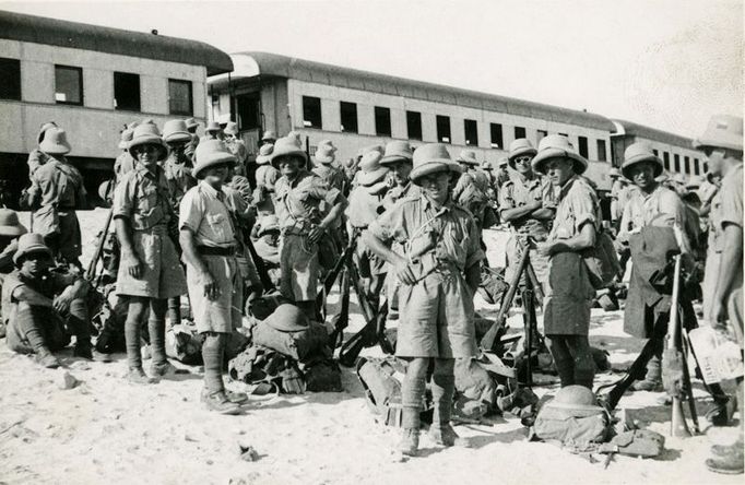 Po severní Africe patřil k nejčastějším dopravním prostředkům vlak. Přímo do Tobruku, který byl na podzim 1941 obklíčen, se českoslovenští vojáci dopravili lodí