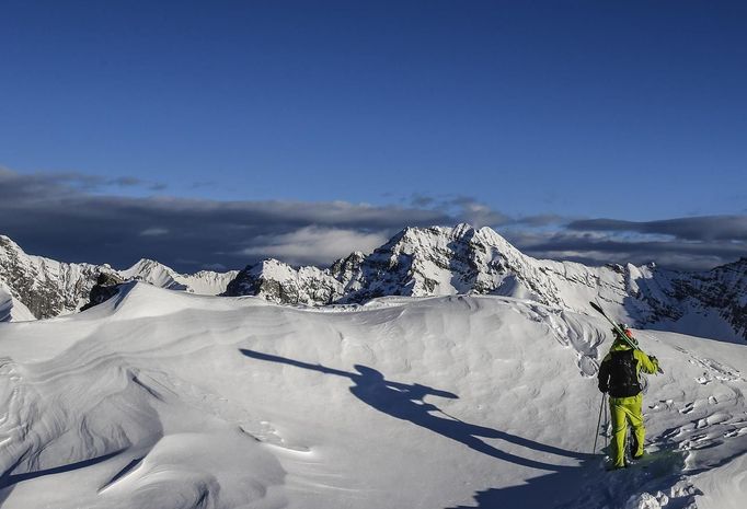 Austrian freeride skier Christoph Ebenbichler walks on top of Seegrube mountain during a freeride skiing tour in Innsbruck December 30, 2012. Backcountry or freeride skiers ski away from marked slopes with no set course or goals, in untamed snow, generally in remote mountainous areas. Picture taken December 30, 2012. REUTERS/ Dominic Ebenbichler (AUSTRIA - Tags: SPORT SKIING SOCIETY) Published: Led. 21, 2013, 10:18 dop.