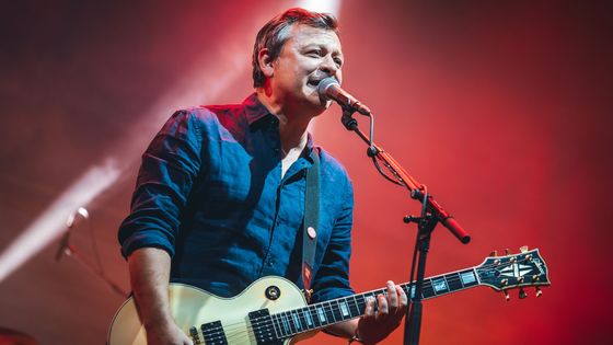 James Dean Bradfield se svou věrnou kytarou.