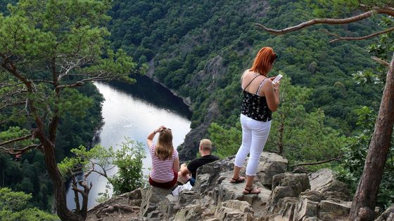 "Všude teenageři v nadupaných autech." Instagramová vyhlídka narušila vesnici život