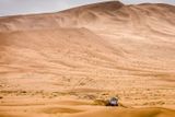 Vždyť nejvyšší čínská písečná duna má oficiálně naměřenou výšku 2036 metrů. V takové scenérii vypadá i Tatra týmu Buggyra jako dětská hračka.