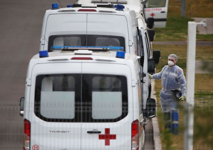 Sanitky před moskevskou nemocnicí, kdese léči pacienti nakažení koronavirem.