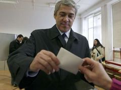 Portugalský premiér José Socrates, jehož vláda legalizaci interrupcí podporuje, odevzdává svůj hlas ve volební místnosti ve městě Covilha v centru Portugalska.
