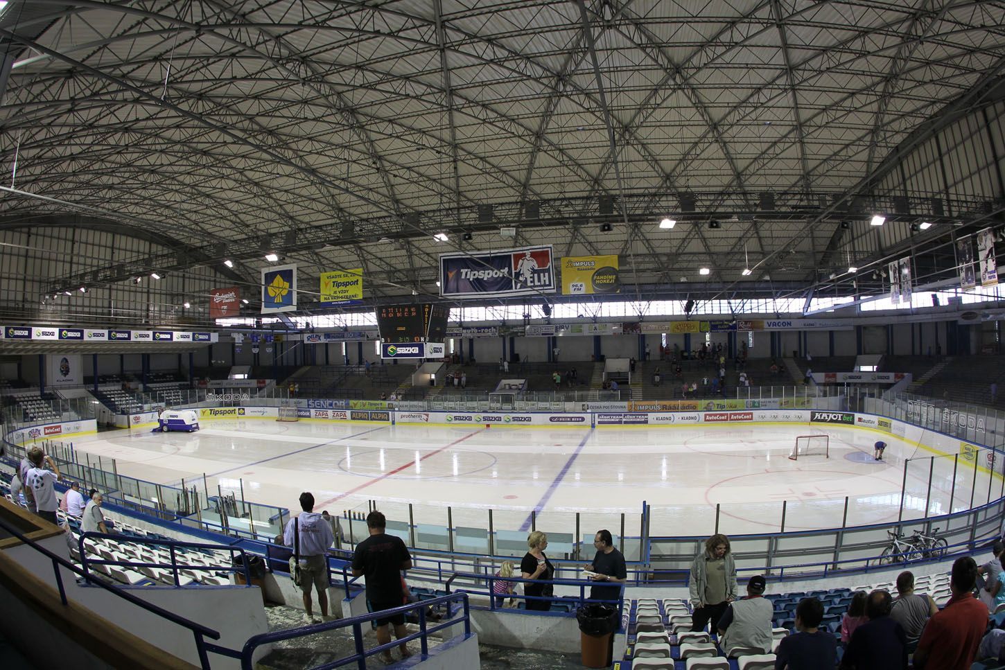 Přestávka v přípravném hokejovém utkání před sezónou 2012/13 mezi Kladnem a Mladou Boleslaví.