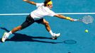 Švýcar Roger Federer vrací úder Xavieru Malissemu z Belgie během zápasu na tenisovém turnaji Australian Open v Melbourne.