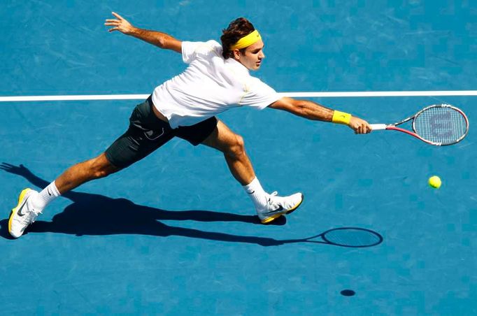 Švýcar Roger Federer vrací úder Xavieru Malissemu z Belgie během zápasu na tenisovém turnaji Australian Open v Melbourne.