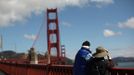 Tourists view the Golden Gate Bridge in San Francisco, California May 25, 2012. The iconic landmark will observe its 75th anniversary with celebrations scheduled on Sunday. REUTERS/Robert Galbraith (UNITED STATES - Tags: SOCIETY TRAVEL) Published: Kvě. 25, 2012, 9:31 odp.