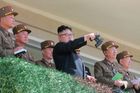 Kim přihlíží vojenské přehlídce