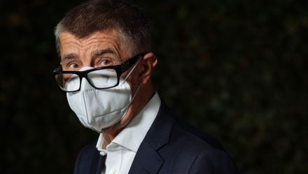 Zavřou se už od zítřka restaurace? A kdy skončí škola? Sledujte brífink vlády