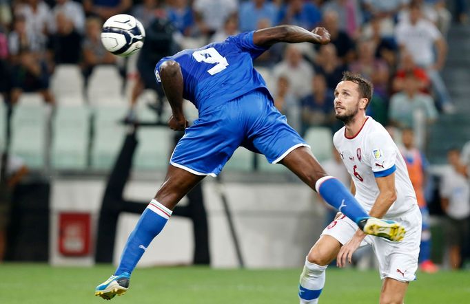 Fotbal, kvalifikace MS: Itálie - Česko: Mario Balotelli (v modrém) - Tomáš Sivok