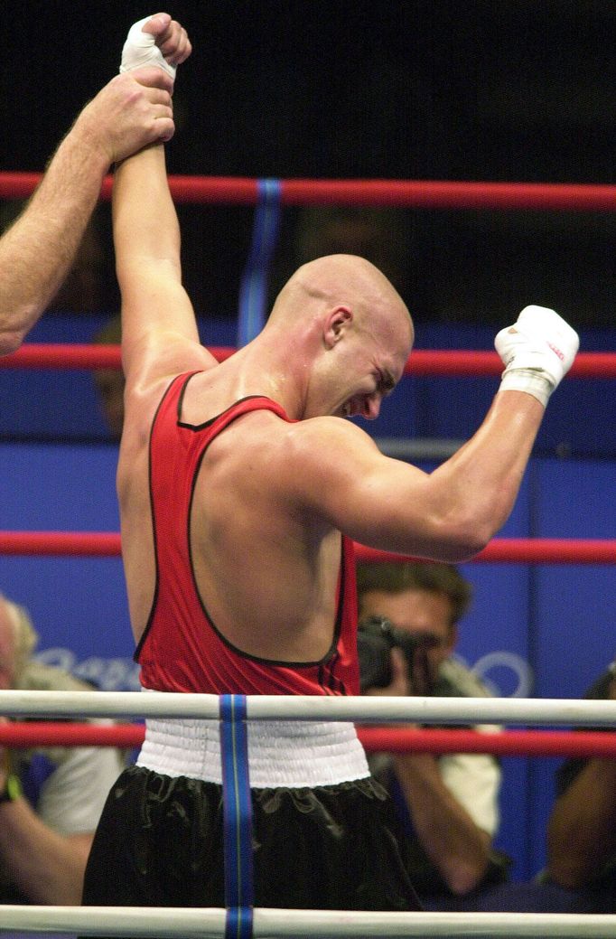 Český boxer Rudolf Kraj slaví stříbrnou medaili v polotěžké váze na LOH 2000 v Sydney.