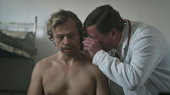 Hlavní roli ve filmu Havel ztvárnil herec Viktor Dvořák. Někteří novináři a historici snímek navzdory věrohodným hereckým výkonům kritizují za přílišnou povrchnost. Tu mu vytýká i Pavel Kosatík.