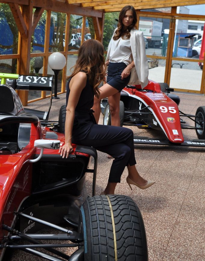 Vítězky České Miss 2018 na tiskové konferenci týmu F2 Charouz Racing System.