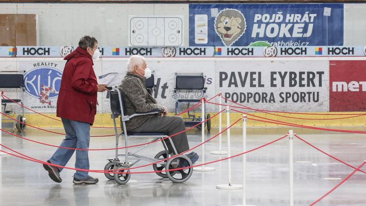 "Když chtějí Sputnik, vytočí mě to." Reportáž z místa, kde očkování ustoupí hokeji; Zdroj foto: Jakub Plíhal
