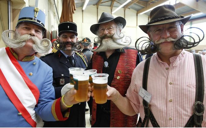 Participants have a beer as they take part in the 2012 European Beard and Moustache Championships in Wittersdorf near Mulhouse, Eastern France, September 22, 2012. More than a hundred participants competed in the first European Beard and Moustache Championships organized in France. REUTERS/Vincent Kessler (FRANCE - Tags: SOCIETY) Published: Zář. 22, 2012, 7:31 odp.