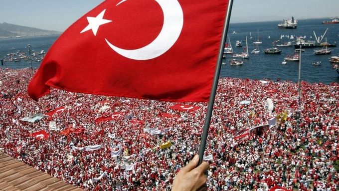 Turecké vlajky v západotureckém letovisku Izmir. Město dnes zaplavily statisíce demonstrantů
