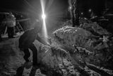 Musheři se vydávají na první noční etapu našeho nejtěžšího závodu psích spřežení Šediváčkův long. Každý rok tu startuje okolo 700 psů a 100 musherů na trasu dlouhou až 300 kilometrů nádhernou krajinou Orlických hor. Součástí závodu je i povinné přenocování se psy na sněhu. Deštné v Orlických horách, 23. ledna 2019.