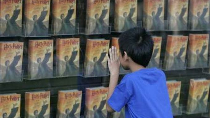 Sedmí díl Harryho Pottera ve výloze knihkupectví ve filipínské Manile.
