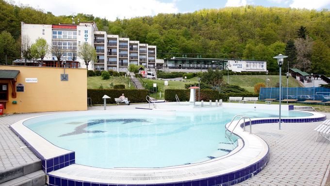 Patnáct let starý bazén u hotelu Solenice. Nyní je nepřístupný, stojí na cizím pozemku.