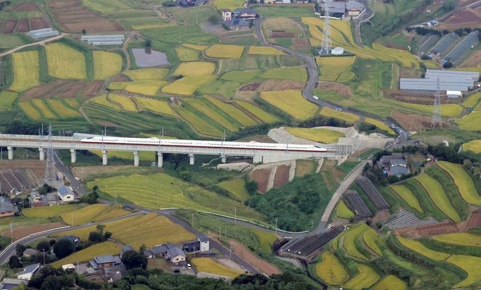 První Nishi Kyushu Shinkansen "Kamome" opouští stanici Nagasaki v prefektuře Nagasaki, Japonsko, 23. září 2022. Zahájení provozu Kyushu Railway Co.